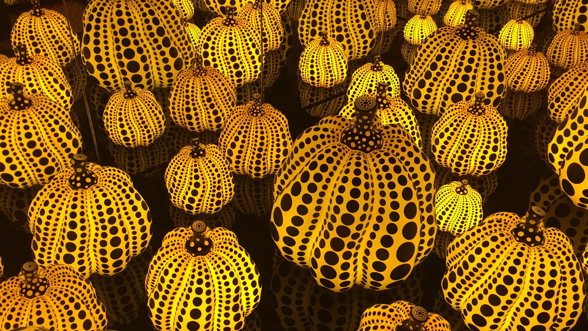 yayoi-kusama-infinity-mirror-room-pumpkins-dma-girlinchief