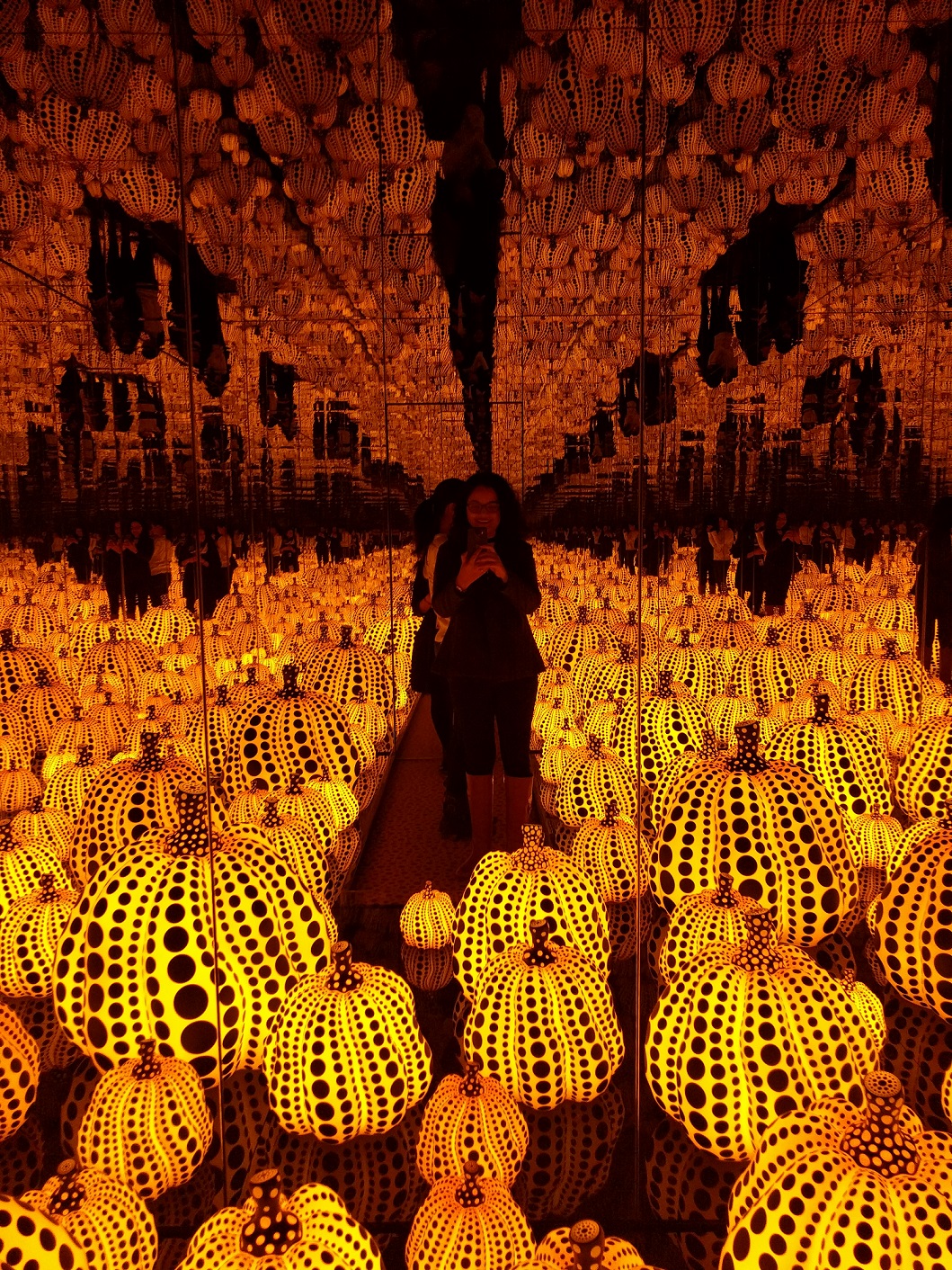 yayoi-kusama-pumpkins-dma-girlinchief